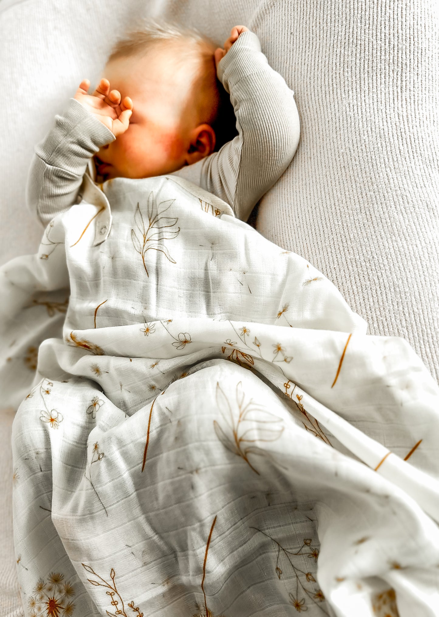 Schlafendes Baby unter weicher Bambus Musselin Babydecke im Pusteblumen Design