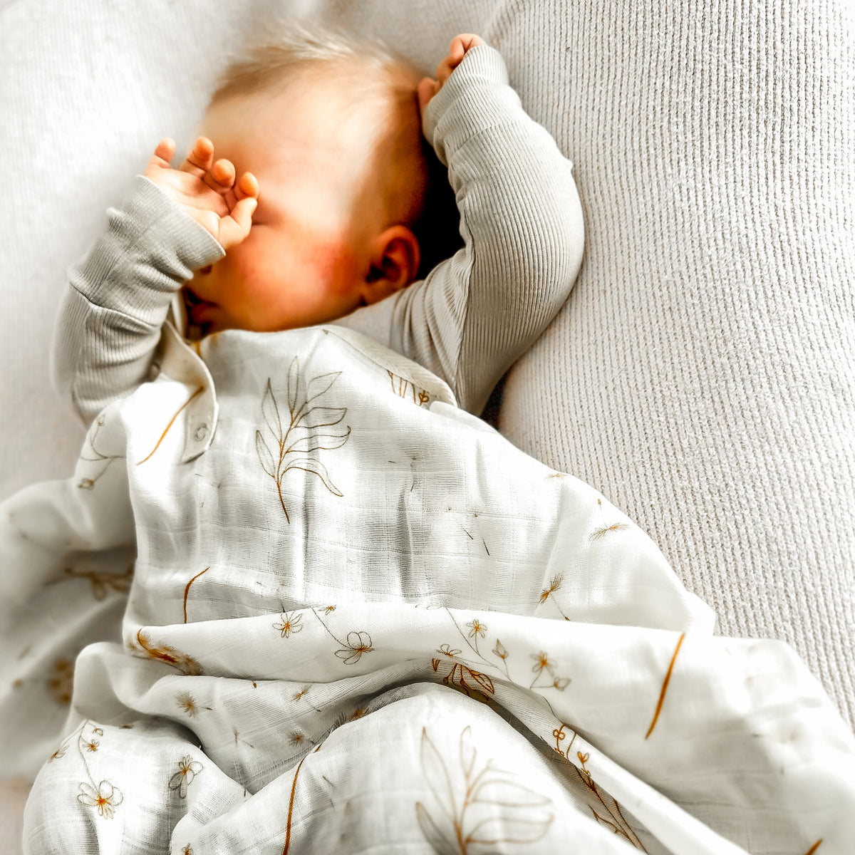 Schlafendes Baby unter weicher Bambus Musselin Babydecke im Pusteblumen Design
