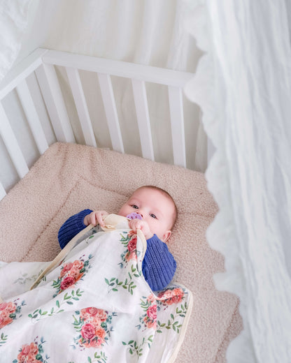 Baby hält das WandelWunder Tuch XL mit befestigtem Schnuller fest